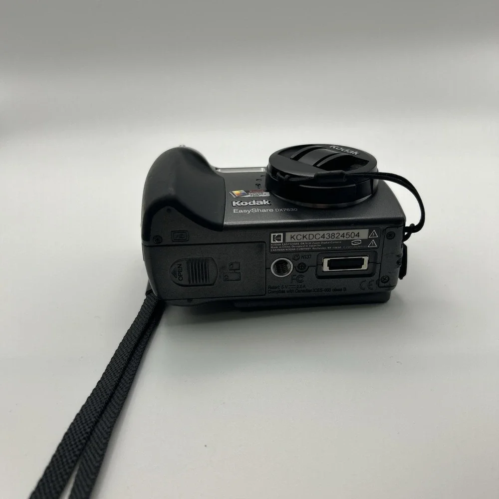 Kodak EasyShare DX7630 Digital Camera w/ Batteries, Charger, and Transfer Base